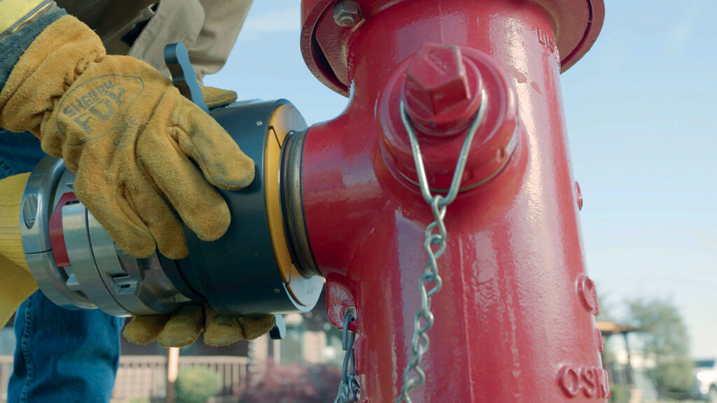 Fire hydrant quick connection gloves