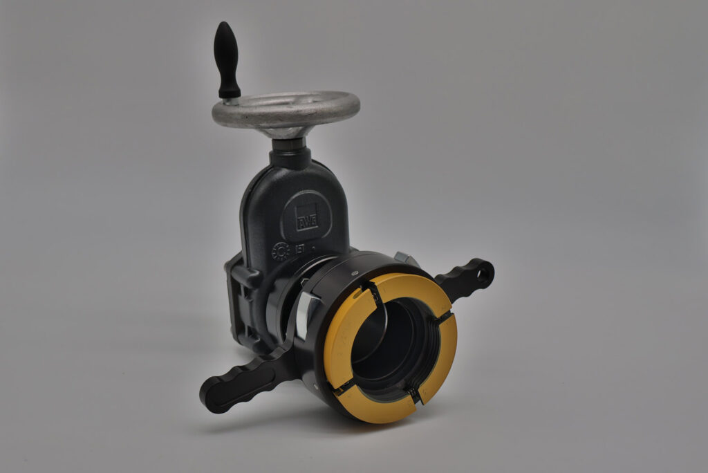Hy-Conn connection system with flow valve.